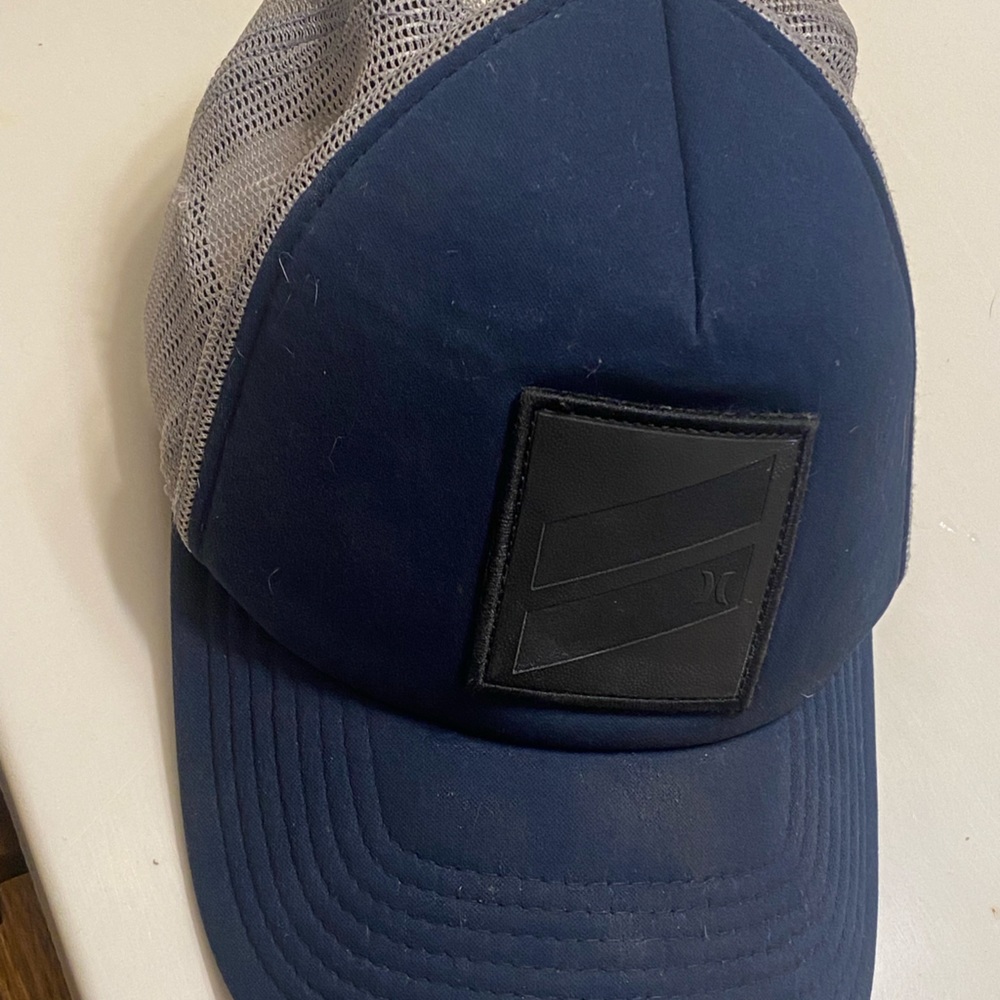 Hurley SnapBack trucker hat. EUC
